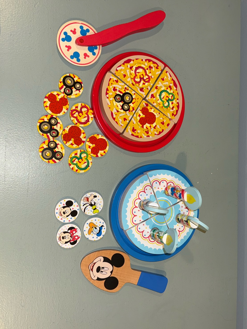 Melissa & Doug Disney Wooden Mickey Mouse Pizza & Cake Playse